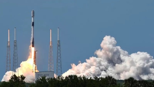 Foguete da SpaceX decola do Cabo Canaveral, na Flórida, com satélites Starlink (Foto: GETTY IMAGES via BBC)