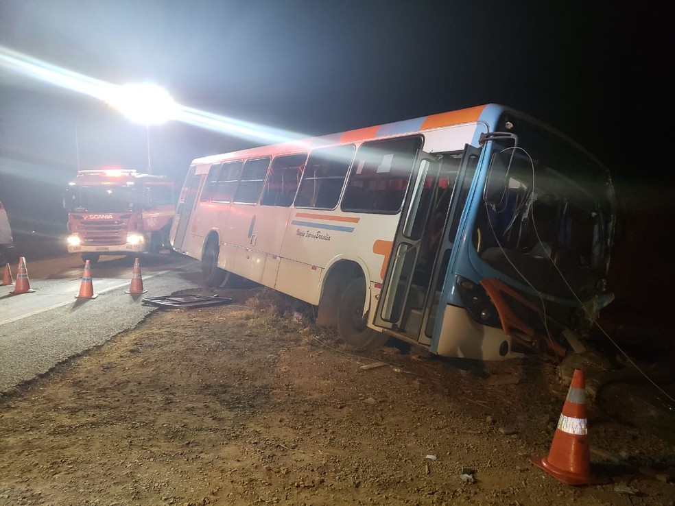 Colisão frontal entre um ônibus e um carro de passeio na DF-128 deixou um homem de 31 anos morto e 16 pessoas feridas — Foto: Corpo de Bombeiros/Divulgação