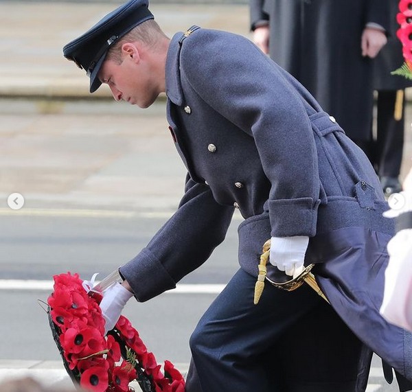O Príncipe William, irmão do Príncipe Harry, colocando uma coroa de flores no memorial da Primeira Guerra, instalado no centro de Londres (Foto: Instagram)