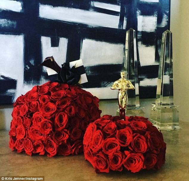 Kris Jenner ganhou buquês de flores e uma reprodução da estatueta do Oscar antes de participar de cobertura do tapete vermelho (Foto: Reprodução)