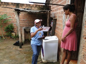 Agentes de saúde visitaram as casas de moradores orientando sobre a doença (Foto: Divulgação/Ascom Gurupi)
