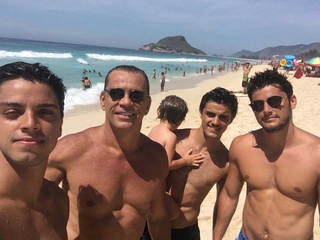 Rodrigo Simas, Beto Simas, Felipe Simas e Bruno Gissoni posam sem camisa: 