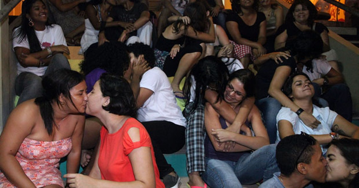 Notícias da UFMG - Estudantes da UFMG organizam 'beijaço' contra a homofobia