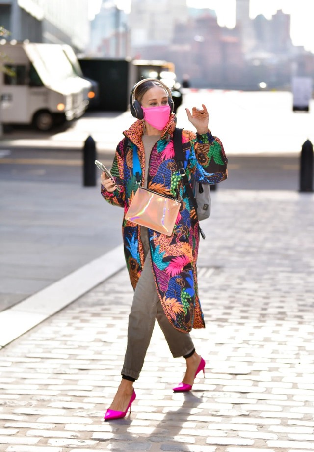 Sarah Jessica Parker colore look invernal com casaco de R$ 2 mil (Foto: Reprodução/Instagram)