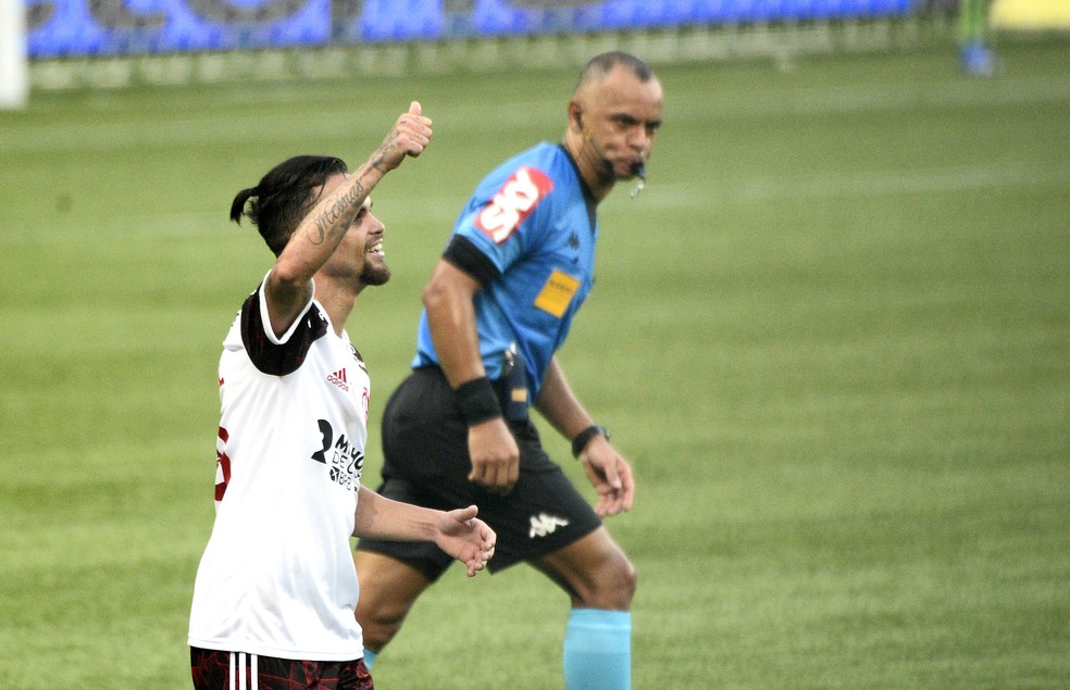 Michael comemora o terceiro gol do Flamengo &mdash; Foto: Marcos Ribolli