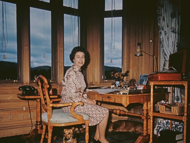 Queen Elizabeth II at the writing desk in her study in Balmoral Castle, Scotland, 1972. (Photo by Keystone/Hulton Archive/Getty Images) (Foto: Getty Images)