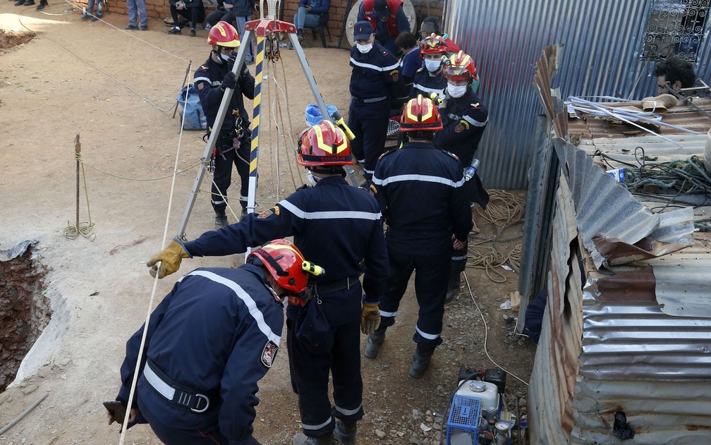 Equipe da Defesa Civil de Marrocos trabalha no resgate do menino Rayan, de cinco anos, que caiu em um poço perto de Bab Berred, na quinta-feira (3) — Foto: AFP