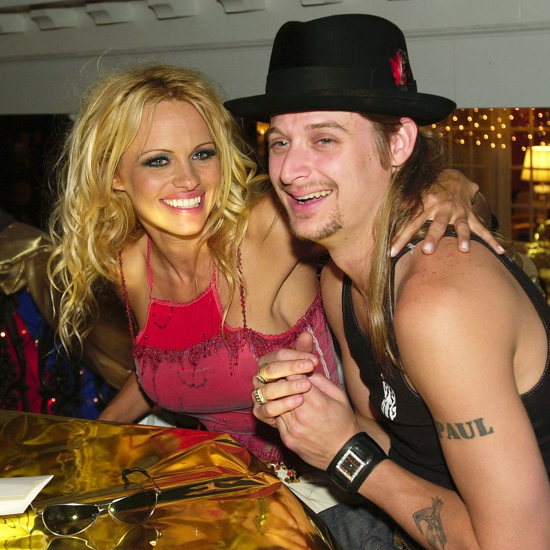 A atriz Pamela Anderson, de 46 anos, e o músico Kid Rock, de 43, romperam o noivado em 2003, depois se casaram em julho de 2006, oficializaram a união em agosto daquele ano e pediram divórcio duas semanas depois disso. (Foto: Getty Images)