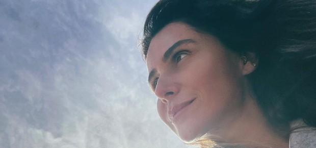 Giovanna Antonelli posa com céu azul ao fundo (Foto: Reprodução/Instagram)