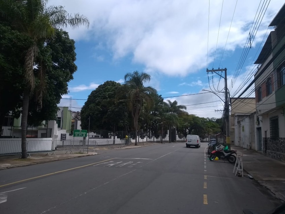Rua e cal&ccedil;ada foram liberadas em frente ao Ex&eacute;rcito ap&oacute;s mais de 60 dias em Juiz de Fora &mdash; Foto: Fellype Alberto/g1
