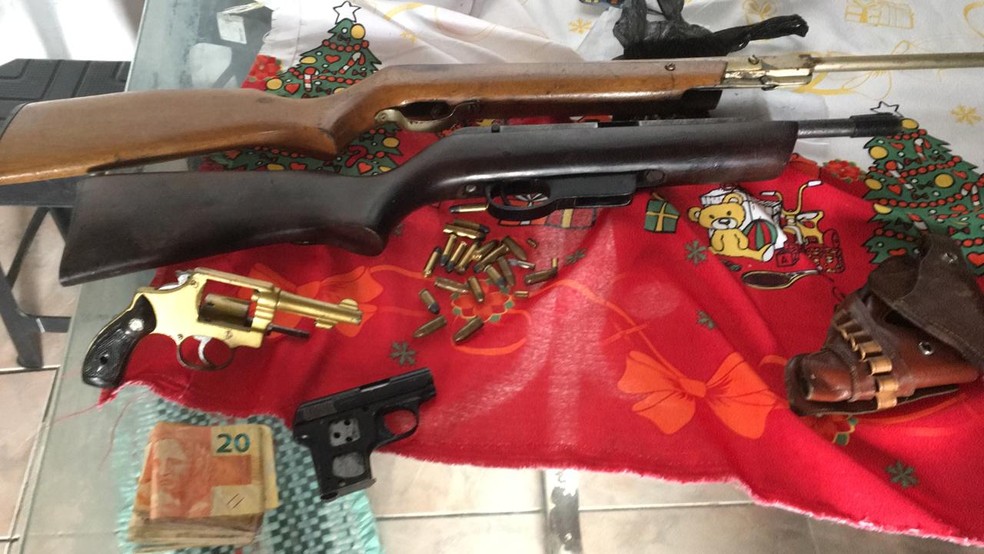 Polícia apreendeu armas e prendeu homem apontado como fornecedor da organização — Foto: Divulgação/Ministério Público do Estado do Rio de Janeiro