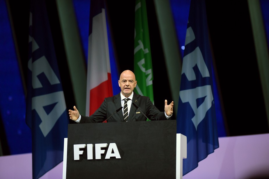 Reeleito presidente da Fifa, Infantino chora, promete mais dinheiro e 