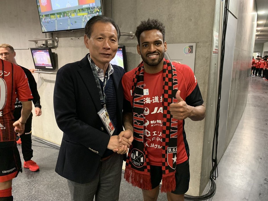 Anderson Lopes cai em fosso do estÃ¡dio, mas faz 4 gols em goleada do Consadole Sapporo na J-League