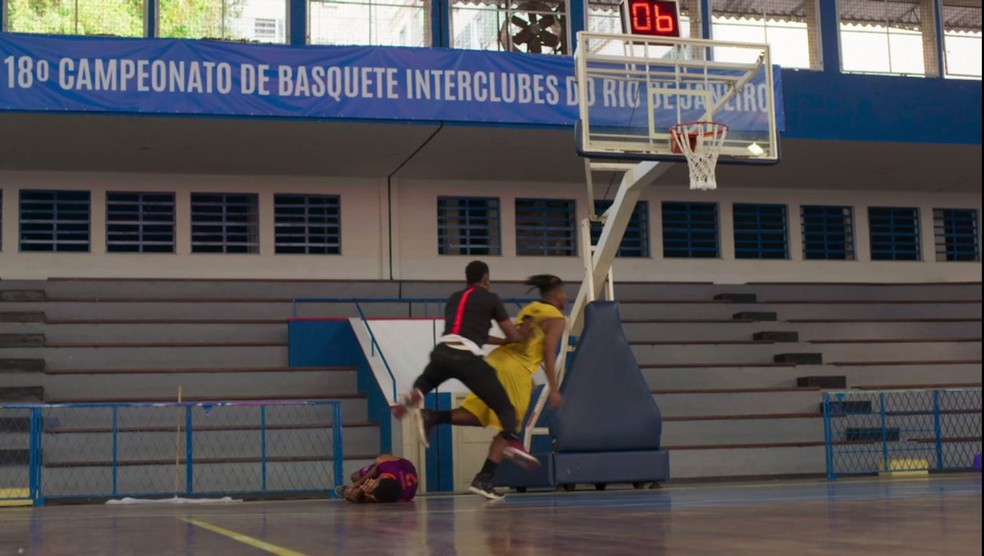 Ramon (David Junior) entra em quadra para defender Patrick (Caio Cabral) caído no chão — Foto: Globo