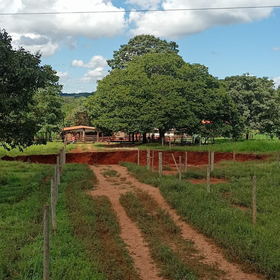 Buraco assuntou fazendeiro que saiu da área e só vai voltar com a Polícia de Meio Ambiente — Foto: Rádio Montanheza/Arquivo