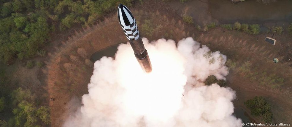 O Hwasong-18 'ampliará radicalmente' a capacidade de contra-ataque nuclear norte-coreano", diz Kim Jong-un — Foto: KCNA/Yonhap/picture alliance/Via DW