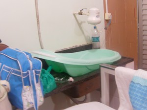 Instalação elétrica inadequada em local destinado à banho de crianças em Macapá (Foto: Divulgação/Sindsaúde)