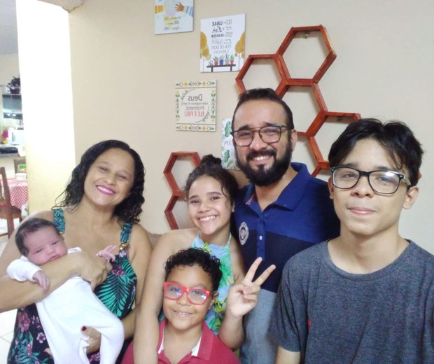 Elaine e Bruno ao lado dos filhos Noah (15), Ana Beatriz (13), Davi Bruno (7) e Sarah Beatriz, nascida há um mês (Foto: Arquivo Pessoal)