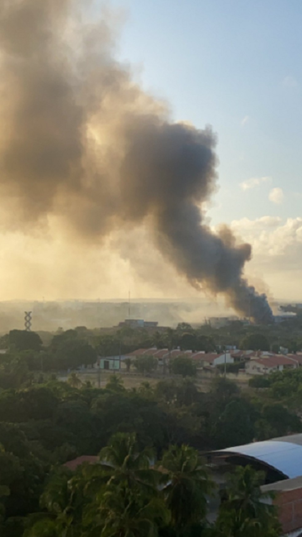 A fumaça pôde ser vista por moradores em vários pontos da cidade.  — Foto: Izakeline Ribeiro/Arquivo Pessoal