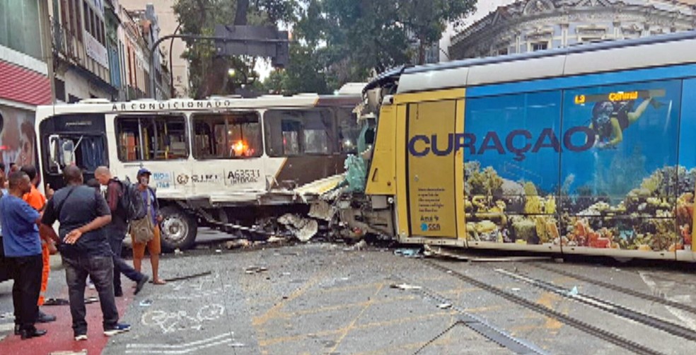 nibus e VLT batem no Centro do Rio  Foto: Reproduo/TV Globo