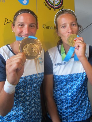 Georgina Klug e Ana Gallay mostram a medalha de ouro (Foto: GloboEsporte.com)
