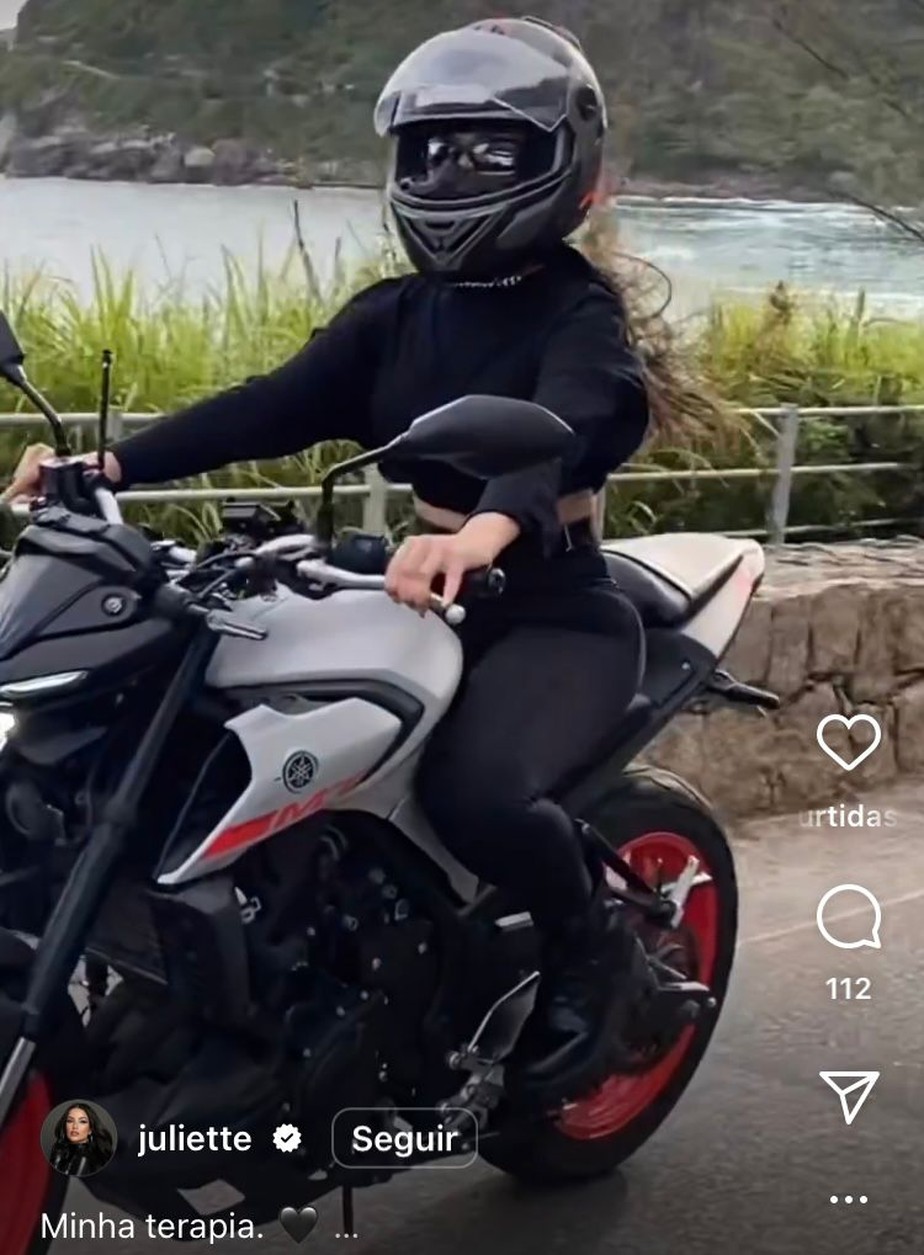 Juliette Freire dirige moto