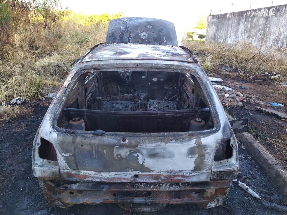 Carro furtado foi localizado queimado em Presidente Prudente — Foto: Polícia Militar