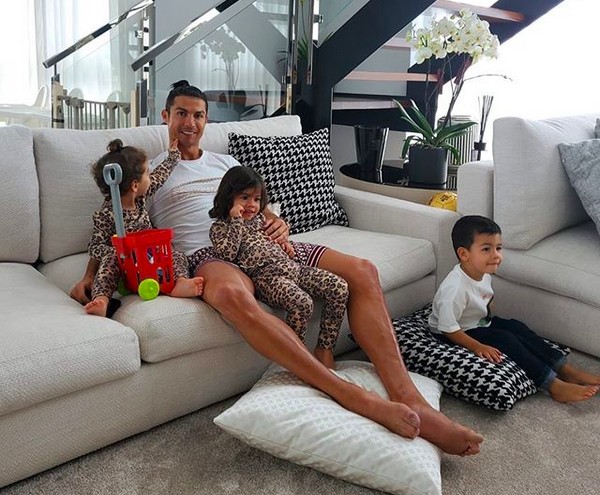 Cristiano Ronaldo em sua casa em Portugal com os filhos durante sua quarentena em meio à pandemia do coronavírus (Foto: Instagram)
