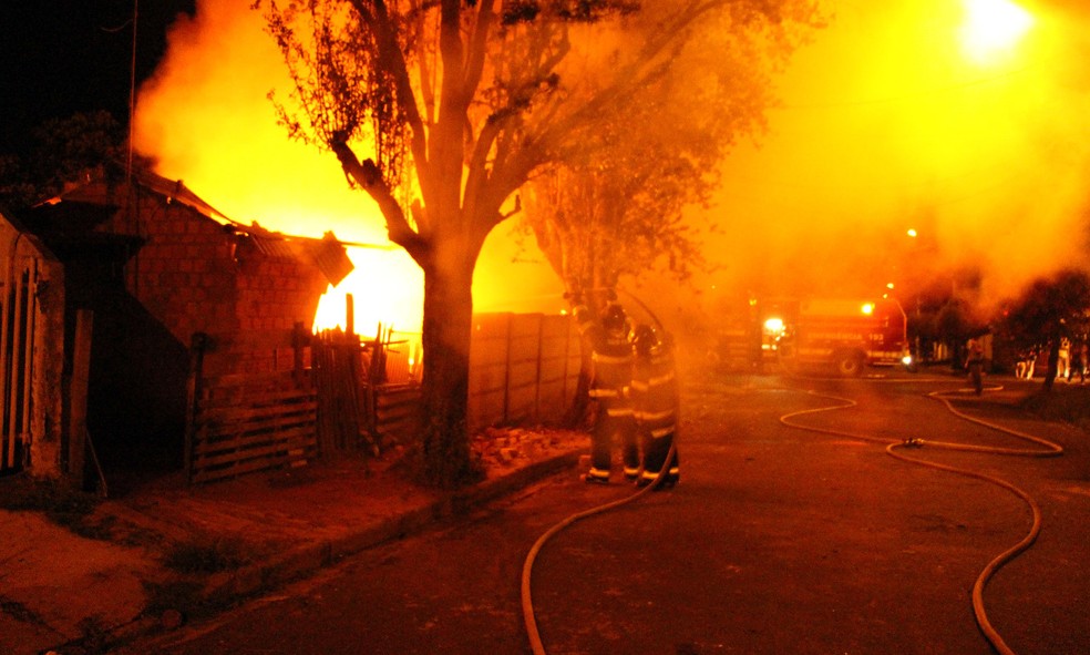 Casa de madeira pegou fogo em Rancharia — Foto: Raouf Gharib/Cedida