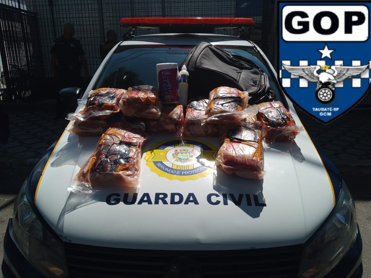 Trio é detido após furto de 55 kg de carne em supermercado em Taubaté, SP 
