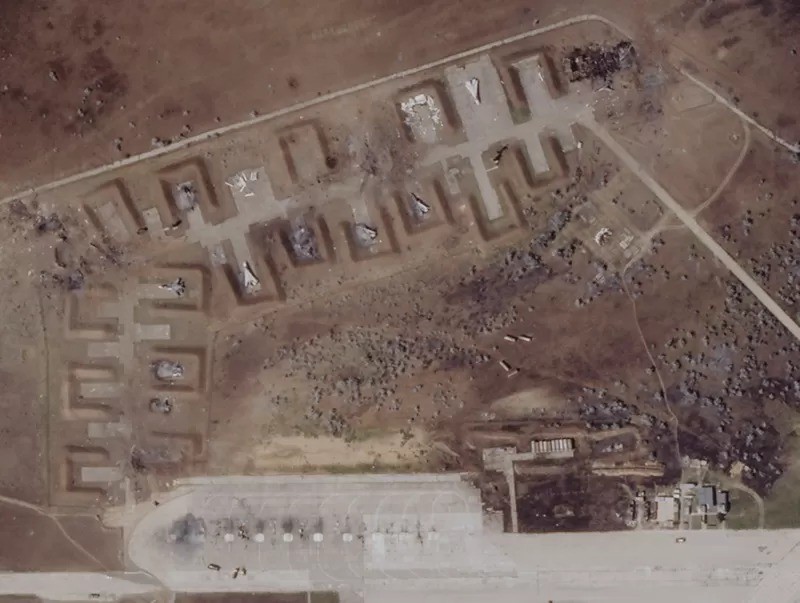 A base aérea de Saky em 10 de agosto, depois das explosões. Vários aviões de guerra danificados são visíveis (Foto: PLANET LABS PBC via BBC)