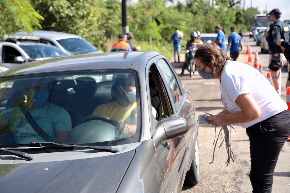 Barreiras sanitárias aconteceram nesta quinta-feira (28) na Grande Natal — Foto: Sandro Menezes