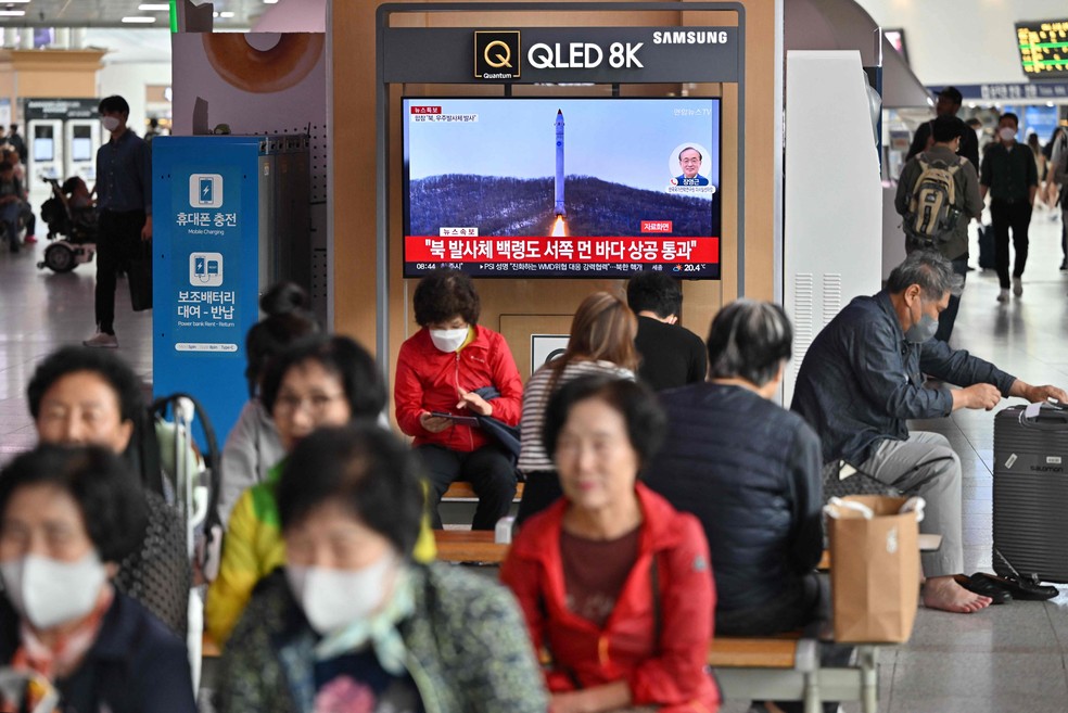 Programa de TV sul-coreano transmite vídeo de lançamento na Coreia do Norte. — Foto: Jung Yeon-je/AFP