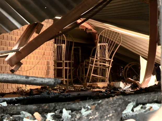 Teto de pizzaria desabou após incêndio em Cosmópolis (Foto: Reprodução/EPTV)