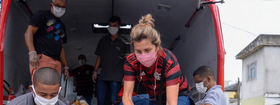 Distribuição das cestas básicas na Chatuba — Foto: Divulgação