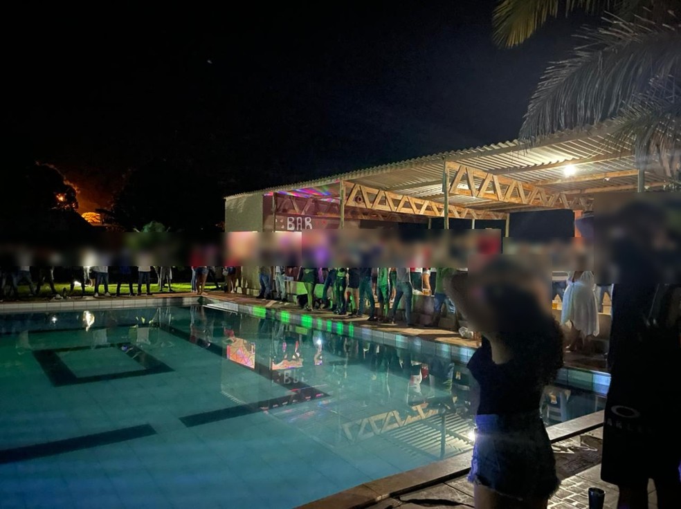 Mais de 100 pessoas foram abordadas na festa — Foto: Polícia Militar
