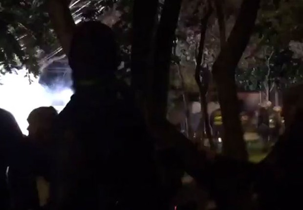 Policiais lançam bombas de gás lacrimogêneo para dispersar os manifestantes próximos à casa do presidente Michel Temer (Foto: Reprodução/TV Globo)