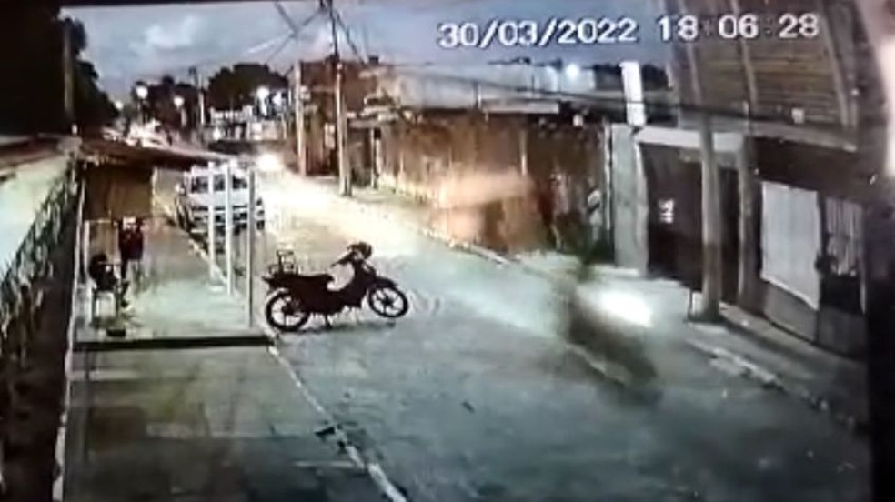 Vídeo mostra viaturas da PM perseguindo moto — Foto: Reprodução/WhatsApp