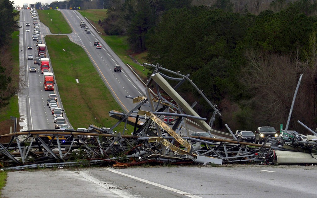 Uma torre de telefonia celular derrubada por ventos de um tornado é vista na rodovia 280 em Lee County, Alabama, no domingo (3) — Foto: Mike Haskey/Ledger-Enquirer via AP