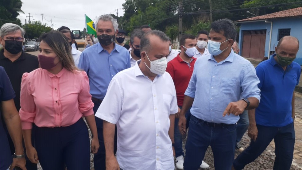 Rogério Marinho acompanhado por políticos em visita a Parnamirim, na Grande Natal — Foto: Kleber Teixeira/Inter TV Cabugi