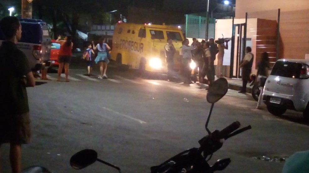 Dois seguranÃ§as foram baleados durante assalto a carro forte em Salvador â?? Foto: Welma Cerqueira