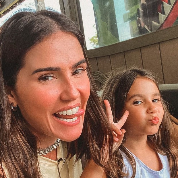 Atriz Deborah Secco e a filha Maria Flor (Foto: Instagram/Reprodução)