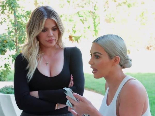 A irmã Kim Kardashian discutindo com Kourtney Kardashian por telefone enquanto é observada por Khoé Kardashian (Foto: YouTube)