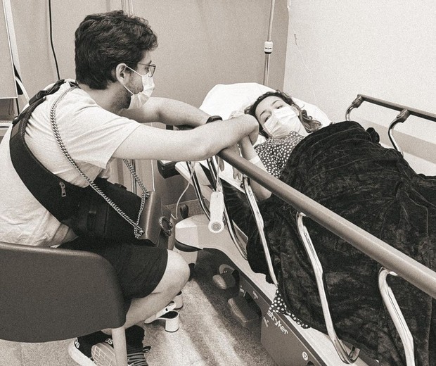 Camila Monteiro posta foto em hospital ao lado do parceiro (Foto: Reprodução/Instagram/Camila Monteiro)
