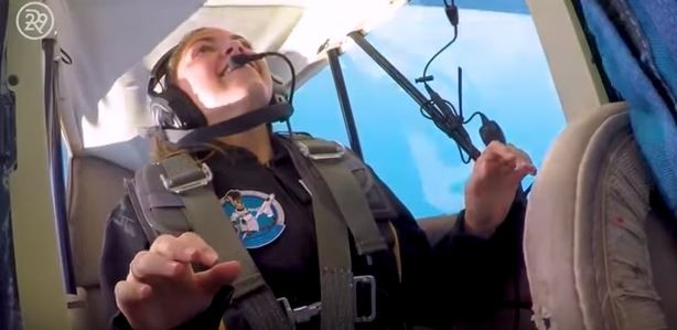 Alyssa durante treino de pilotagem da NASA (Foto: Reprodução/Youtube)