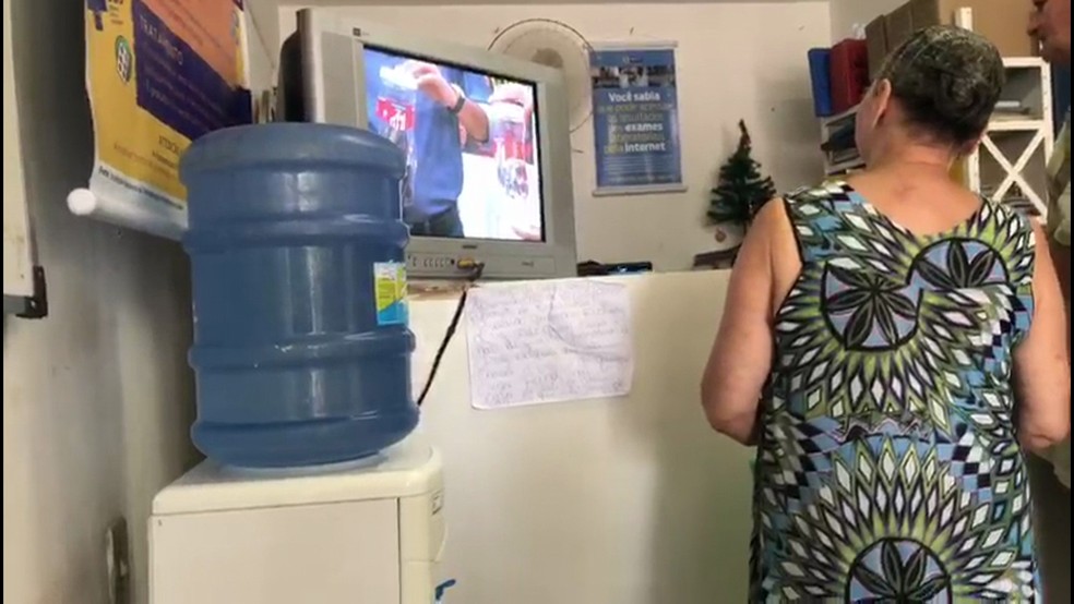 Pacientes procuram informaÃ§Ãµes sobre consultas e medicamentos em posto de saÃºde no Recife â Foto: ReproduÃ§Ã£o/TV Globo