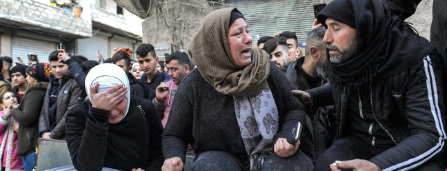 Desabamento de prédio mata 16 na Síria. A tragédia é consequência da guerra que destruiu a cidade de Aleppo, a maior do país — Foto: AFP