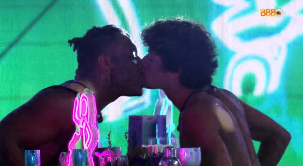 Fred Nicácio e Gabriel Santana se beijam na primeira festa do 'BBB 23' — Foto: Reprodução/TV Globo