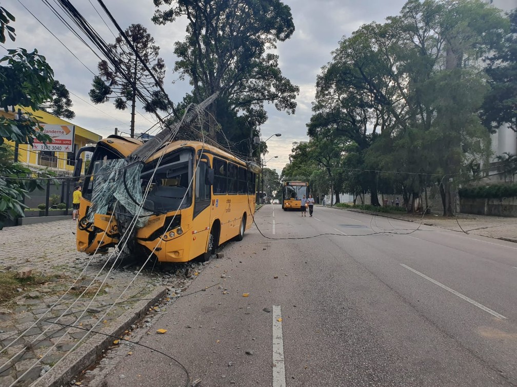Ônibus bateu em poste, em Curitiba — Foto: Luciana Possamai/Arquivo pessoal