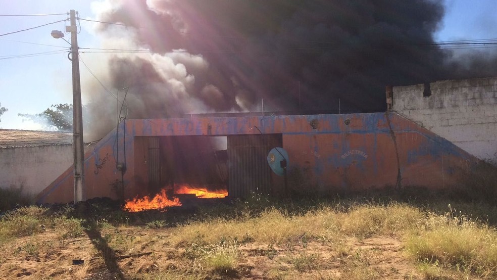 Incêndio em Barbalha, no Ceará, atingiu galpão de materiais plásticos. (Foto: Corpo de Bombeiros do Ceará)